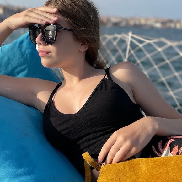 Meet your Poshers, Melissa & Perle - Picture 4 of 4